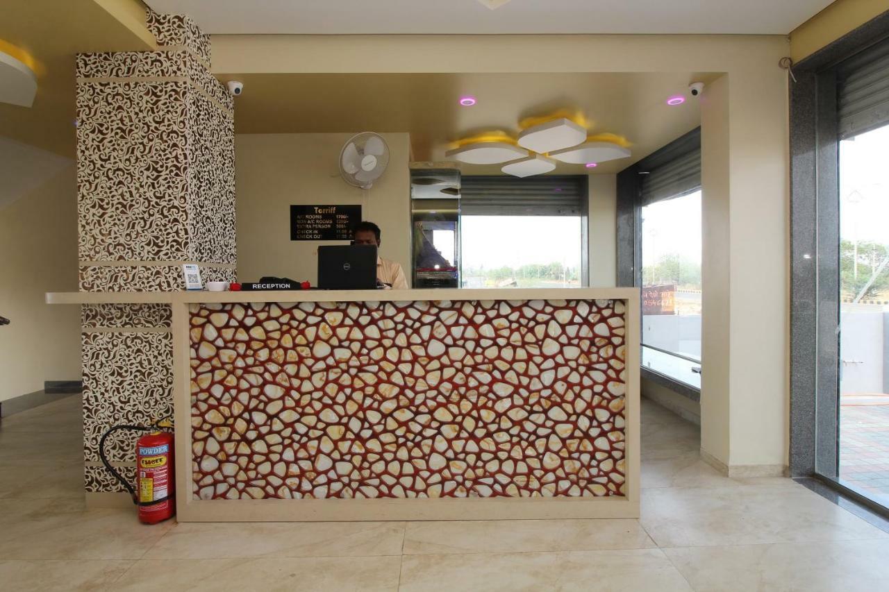 Oyo 37468 Nisha Lodging Sholapur Exterior foto