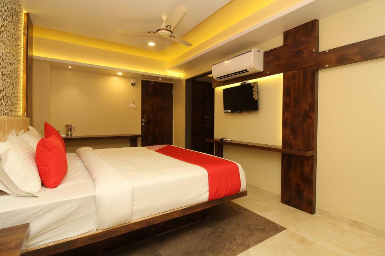 Oyo 37468 Nisha Lodging Sholapur Exterior foto