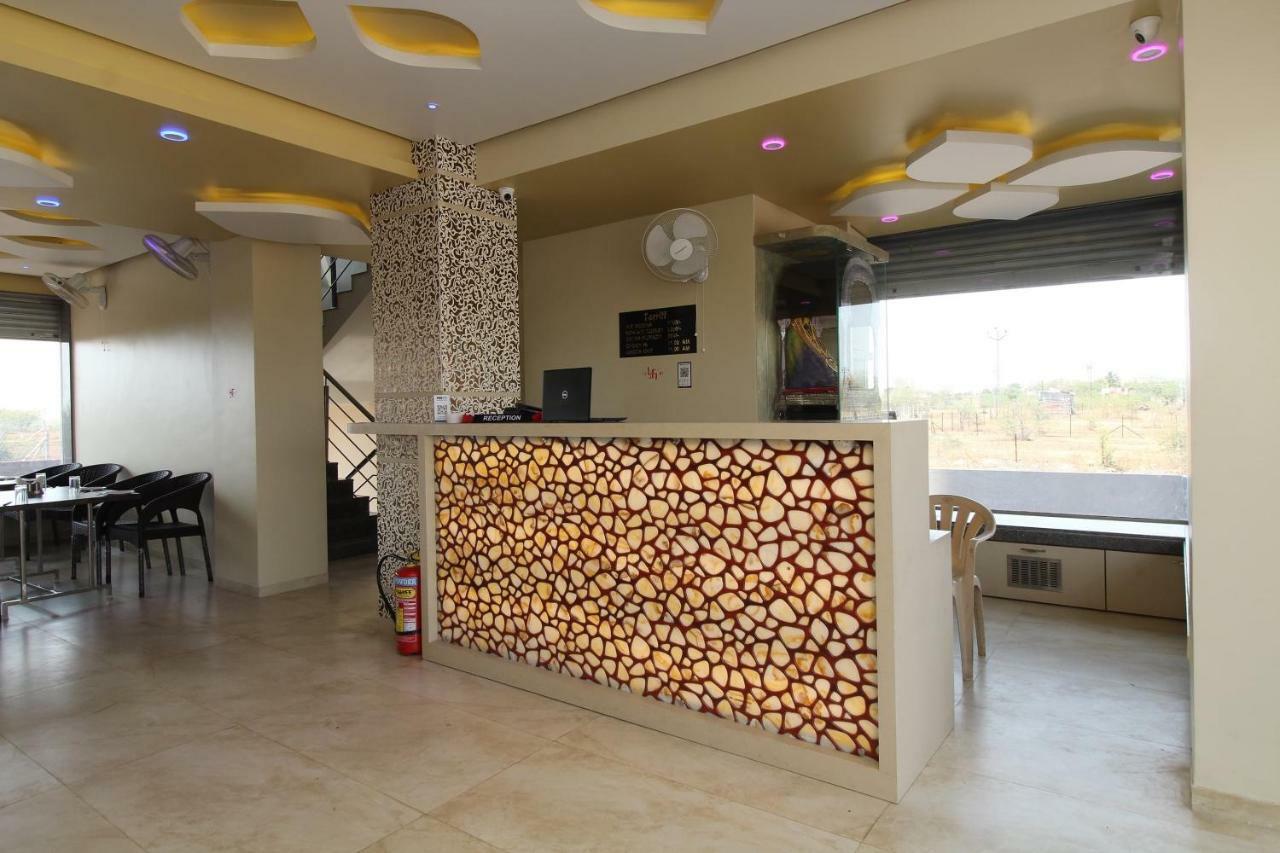 Oyo 37468 Nisha Lodging Sholapur Exterior foto