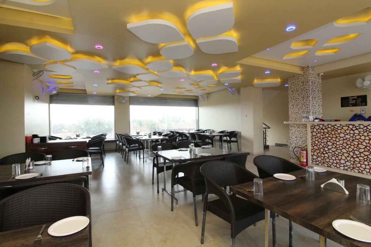 Oyo 37468 Nisha Lodging Sholapur Exterior foto