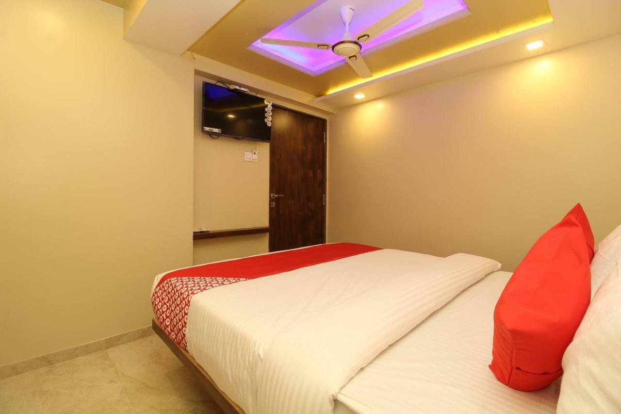 Oyo 37468 Nisha Lodging Sholapur Exterior foto