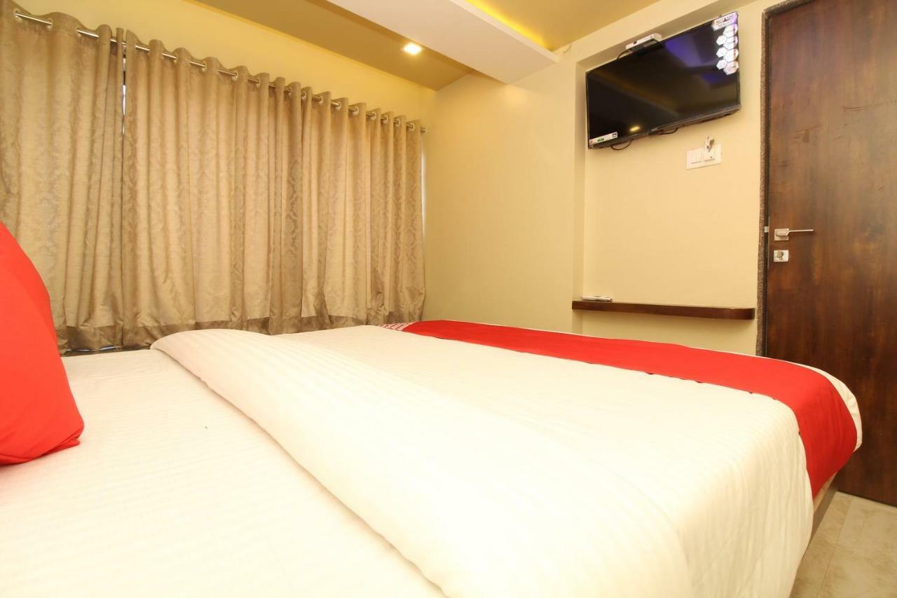 Oyo 37468 Nisha Lodging Sholapur Exterior foto
