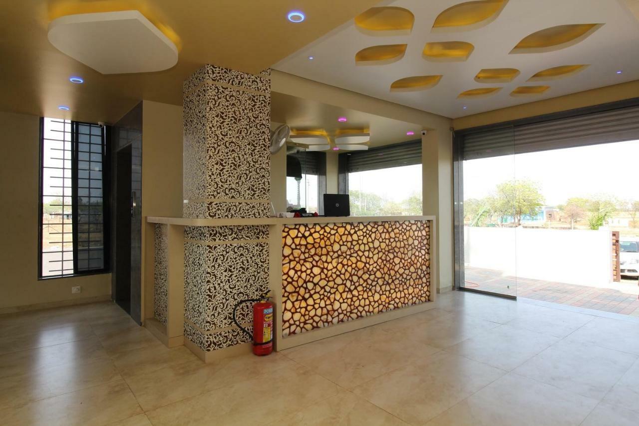 Oyo 37468 Nisha Lodging Sholapur Exterior foto