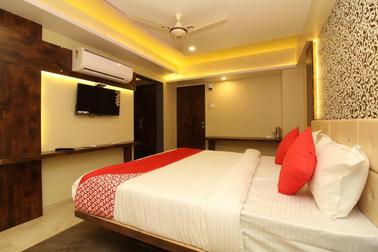Oyo 37468 Nisha Lodging Sholapur Exterior foto