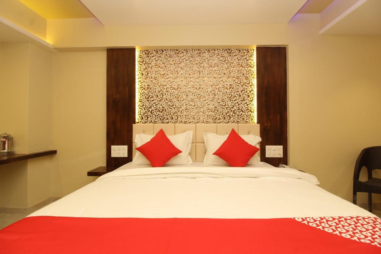 Oyo 37468 Nisha Lodging Sholapur Exterior foto